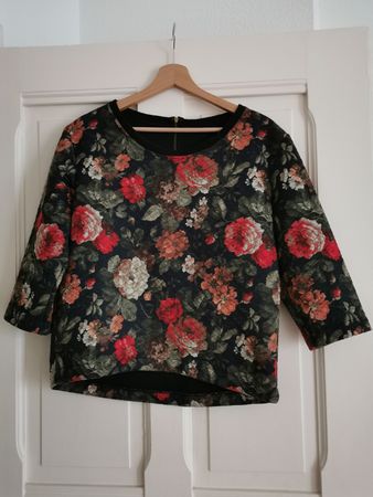 schöner Pulli mit Rosenprint Grösse M