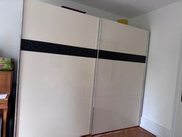 Gratis: Schrank mit Schiebetüre
