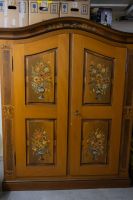 Rustikaler Bauernschrank im Landhausstil mit  Blumenmalerei