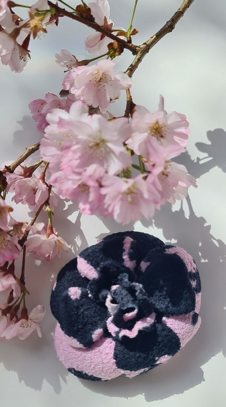 Chanel Spille & Fermagli: Chanel Camelia Brosche – Usato da Ostermundigen venduto da louisetcoco13