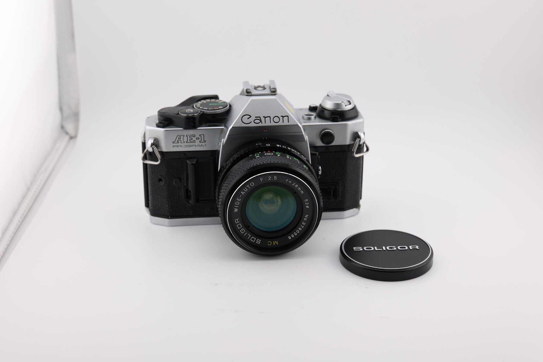 Canon Fotocamera: Canon AE-1 Program analoge Kamera mit 28mm 2.5 Soligor Obj. – Usato da Eichberg venduto da henrikinch