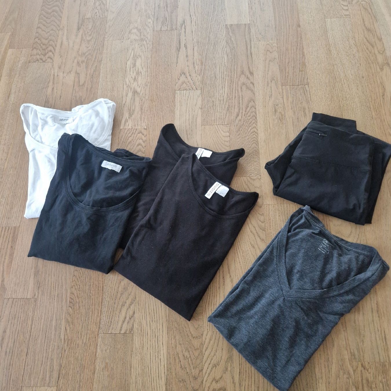 Lotti di vestiti: Kleiderpaket Gr. S 4 Pullis Shirt & Leggings – Usato da Nendeln venduto da Zopfie_ 1