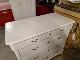 Kommode Holz weiss lackiert mit vier Schubladen gebraucht