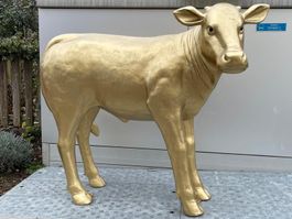 Goldenes Kalb stehend – Lebensgroße Dekofigur
