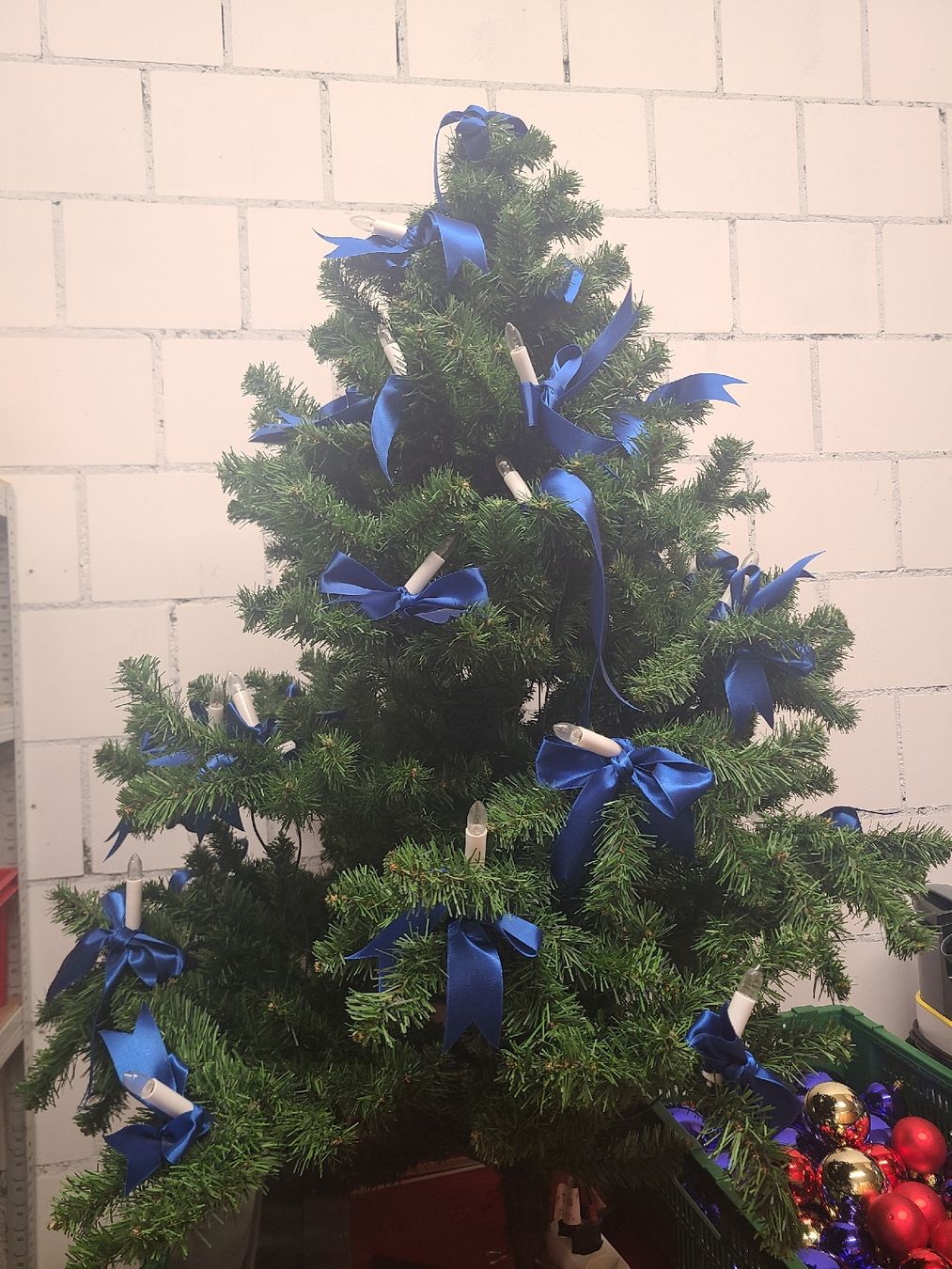 Alle Dekorationen: künstlicher Tannenbaum mit Lichterkette – Gebraucht aus Flüh von pauletta1985