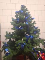 künstlicher Tannenbaum mit Lichterkette