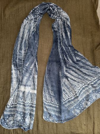 Leichter Schal blau weiss gemustert guter Zustand 1,5meter