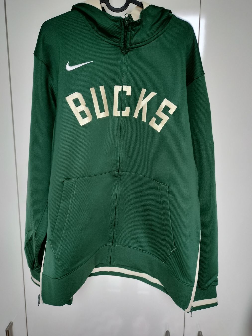 Nike Maglioni & Felpe: NBA Milwaukee Bucks Thermaflex – Nuovo e nell'imballaggio originale da Bern venduto da SportsMemos