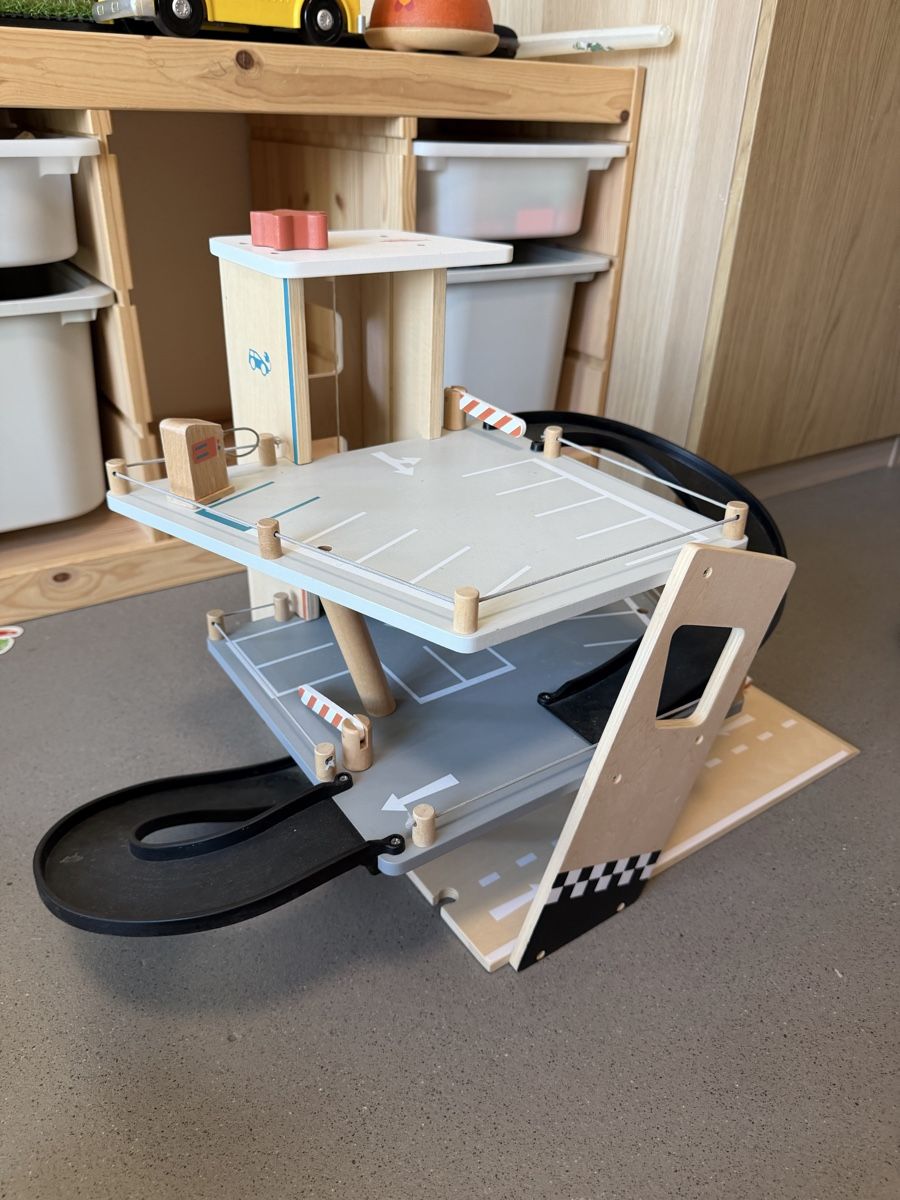 Spielzeuge: Parkhaus / Autogarage – Gebraucht aus Luzern von Weekend 3