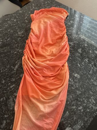 Sommerliches, oranges Kleid mit Raffungen, Grösse 36.