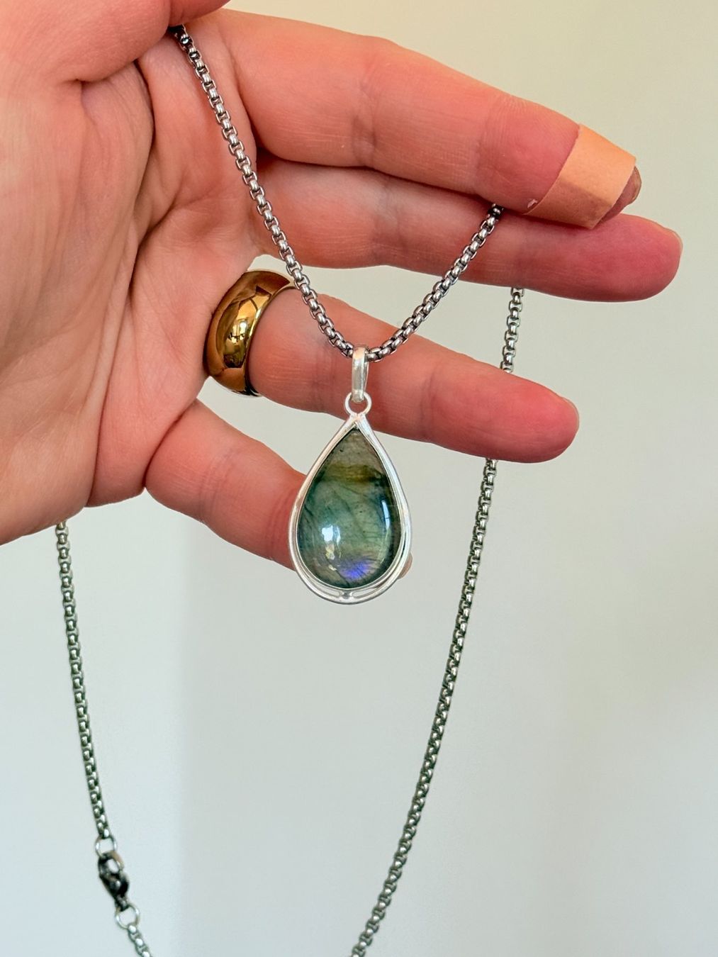 Catenine: Collier avec pendentif larme en labradorite – Nuovo e nell'imballaggio originale da Genève venduto da AGBERG
