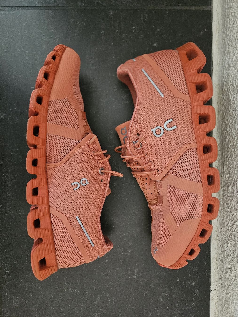 On Damenschuhe: On Schuhe Cloud Monochrome Orange – Neu (gemäss Beschreibung) aus Lenk im Simmental von rit_l5vc 1