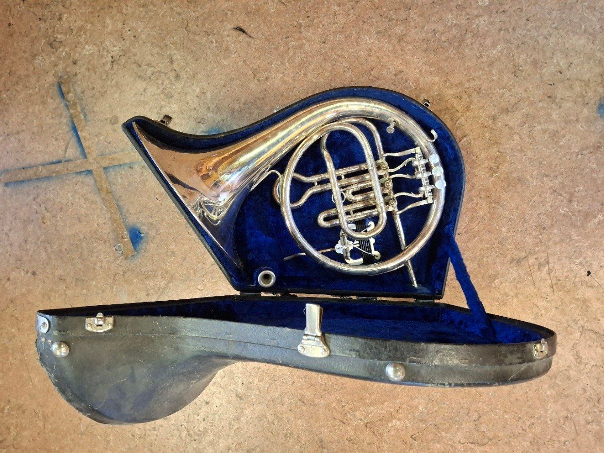 Strumenti musicali: Cor d'harmonie argenté avec étui – Usato da La Neuveville venduto da Nida-Baf