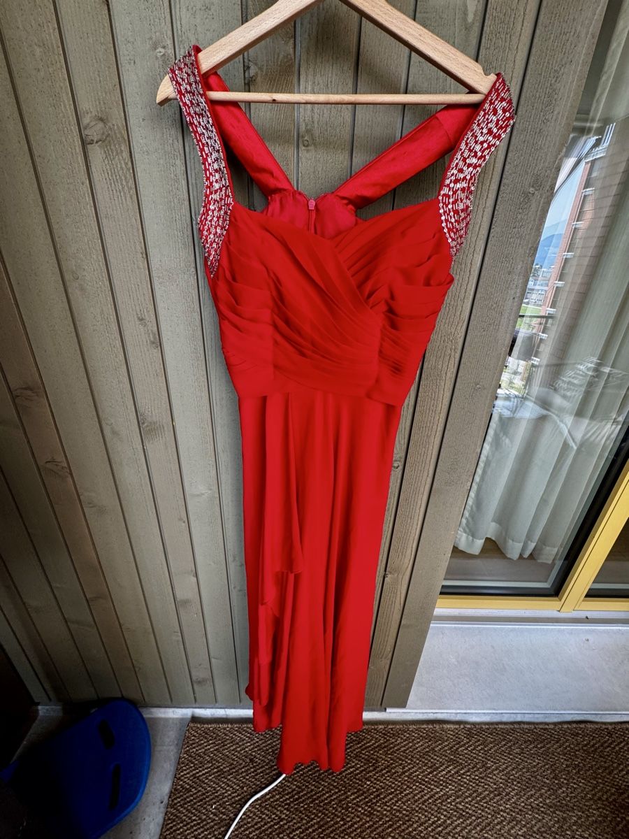 Robes: Elegant Red dress- Handmade – Neuf (Voir description) à Horw par lor_mh97 2