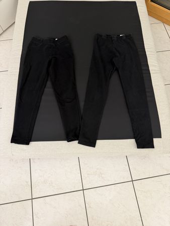 Lot de 2 pantalons noirs taille 12 ans bon état