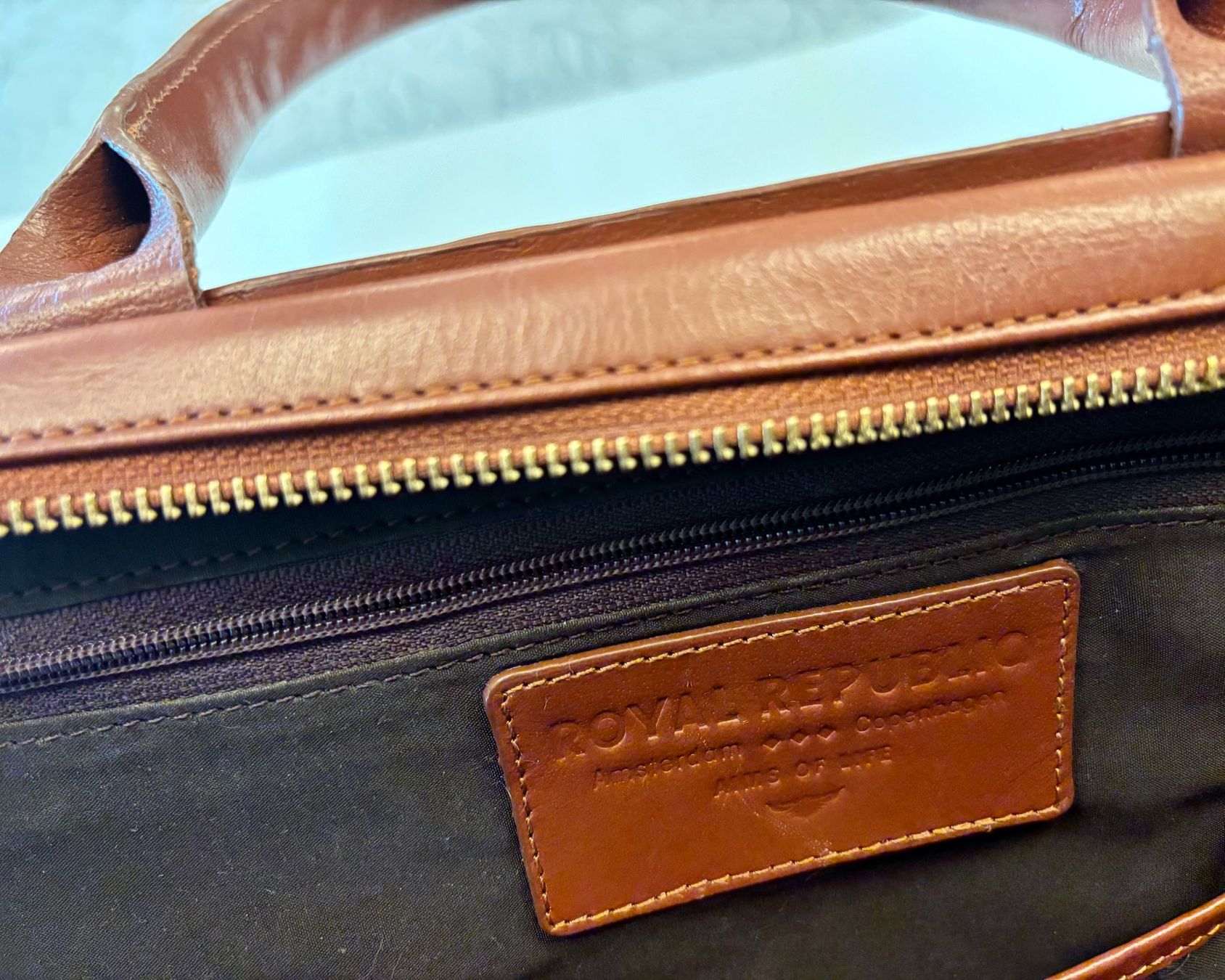 Taschen: 16" Laptoptasche Echtleder von ROYAL REPUBLIQ – Gebraucht aus Birmensdorf ZH von CAS-ZRH 6