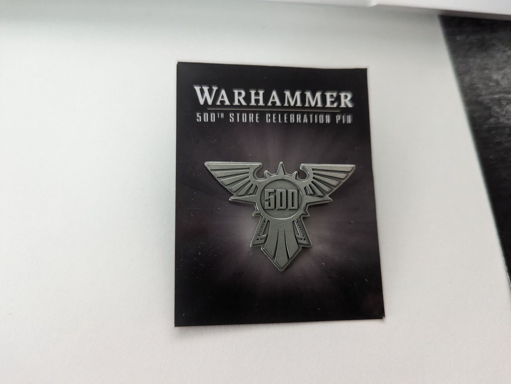 Plaketten & Abzeichen: Warhammer 500th Store Celebration Pin Games Workshop – Gebraucht aus Hünenberg See von SpecialEditionGaming