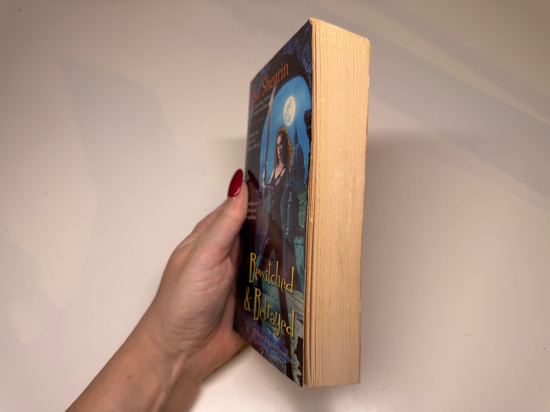 Libri: NOVEL: Lisa Shearin, Bewitched and Betrayed – Usato da Grosswangen venduto da English_books 1