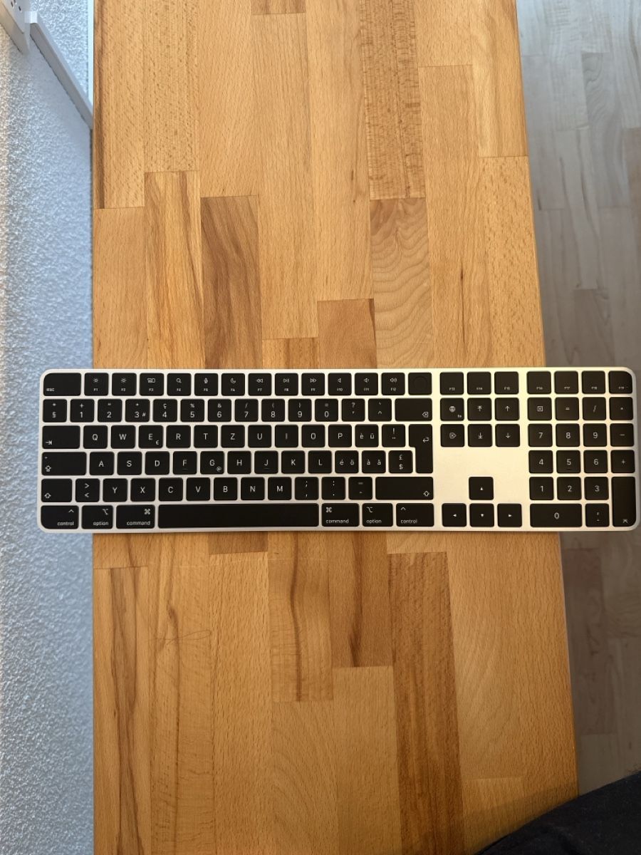 Claviers: Apple Magic Keyboard mit Touch ID und Ziffernblock CH-Layout – Neuf (Voir description) à Hochdorf par val_wb7t