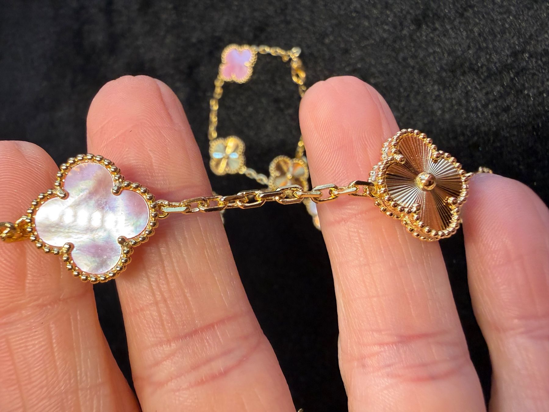 Catenine: Collier Jardin de Trèfles roses – Nuovo e nell'imballaggio originale da St-Maurice venduto da Sandrinette123 4