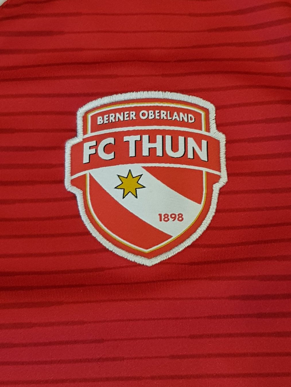 Maillots de corps & Pantalons: FC Thun Macron Trikot, Grosse L – D'occasion à Le Mouret par Pantini 2