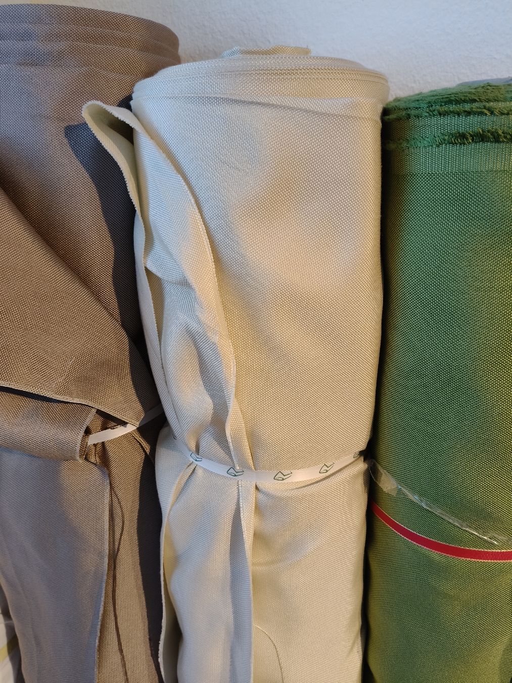 Tissus: Fabric rolls assorted colours quantity 8 new condition 3fr/m – Neuf avec emballage d'origine à Zürich par sha_vw65 4