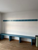 Garderobenbank mit Hakenleiste blau L:260cm B:40cm H:45cm