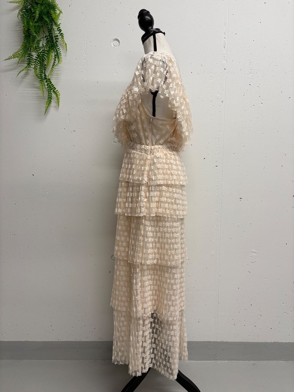 Sandro Vestiti: Sandro Midikleid 38 Spitze creme gestuft Cocktailkleid – Nuovo (secondo la descrizione) da Regensdorf venduto da secondchancefashion 2