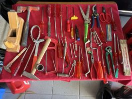 Lot d'outils variés tournevis pinces ciseaux marteau planeur