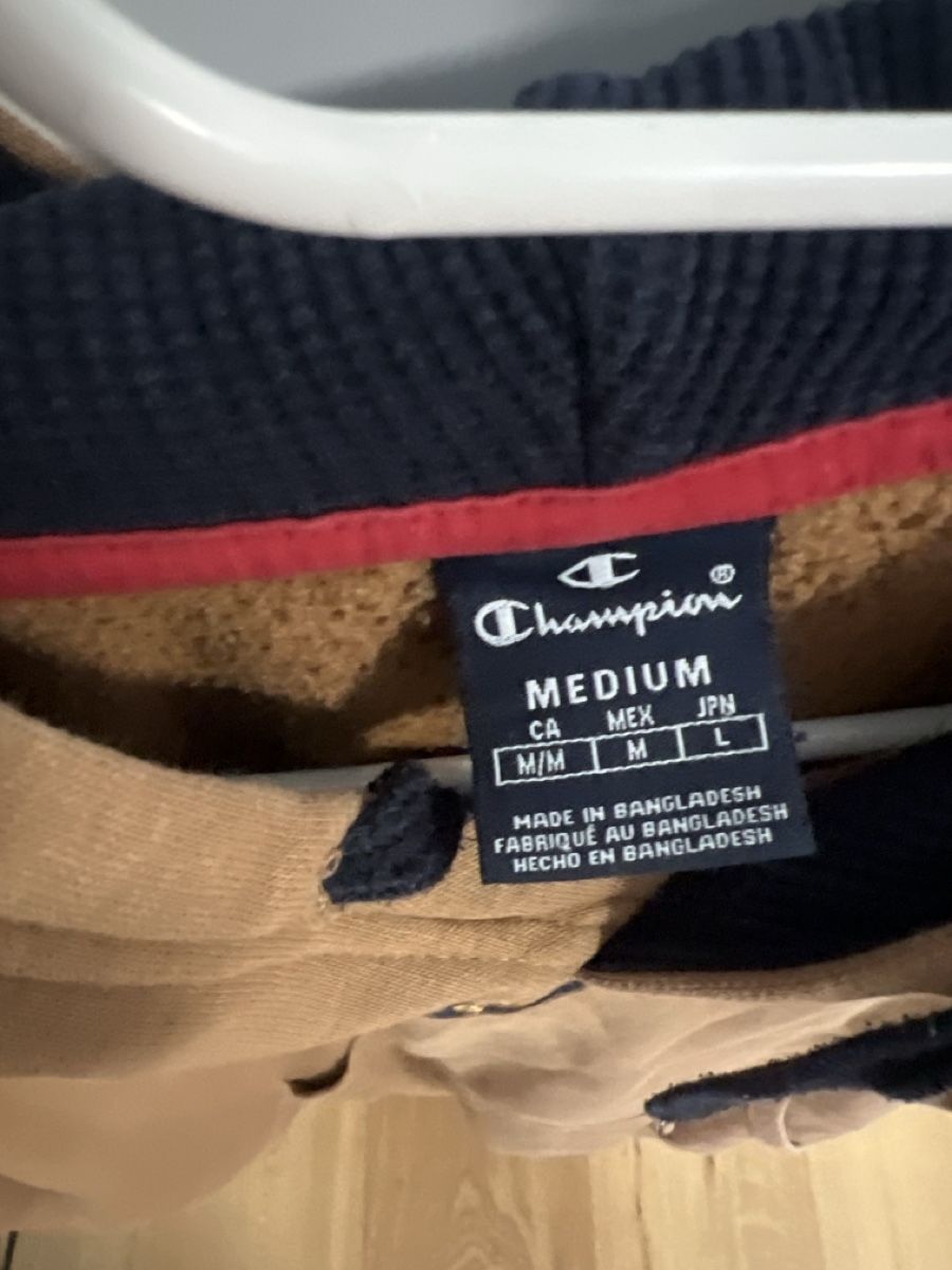 Champion Pullover & Sweatshirts: Stylischer Champion Hoodie Grösse M – Gebraucht aus Feldbrunnen von soon-nam 1
