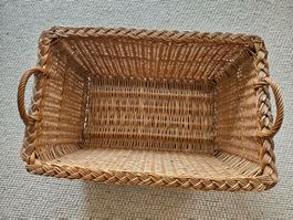 Schöner Korb aus Rattan, sehr guter Zustand