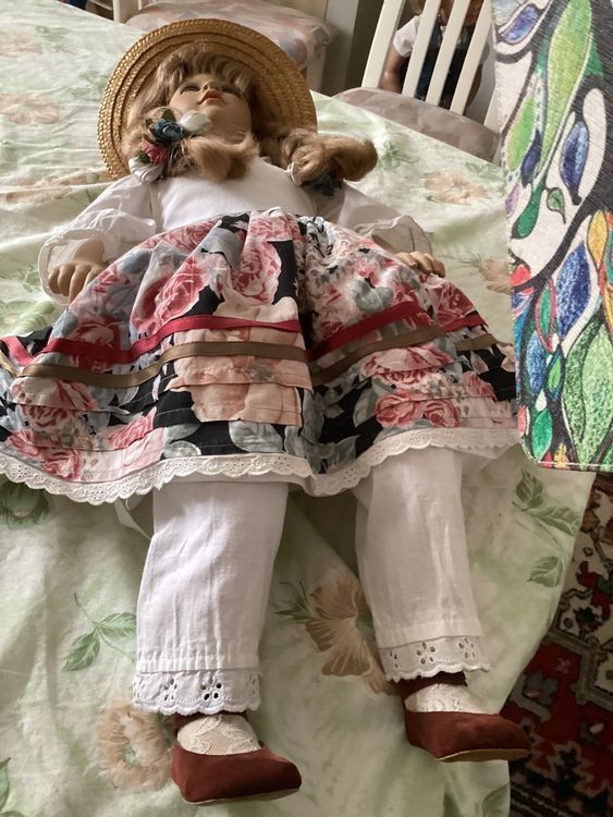 Sehr Schöne Porzellanpuppe 30 Cm. Mit Ständer Puppe Aus Porzellan / Keramik Neu