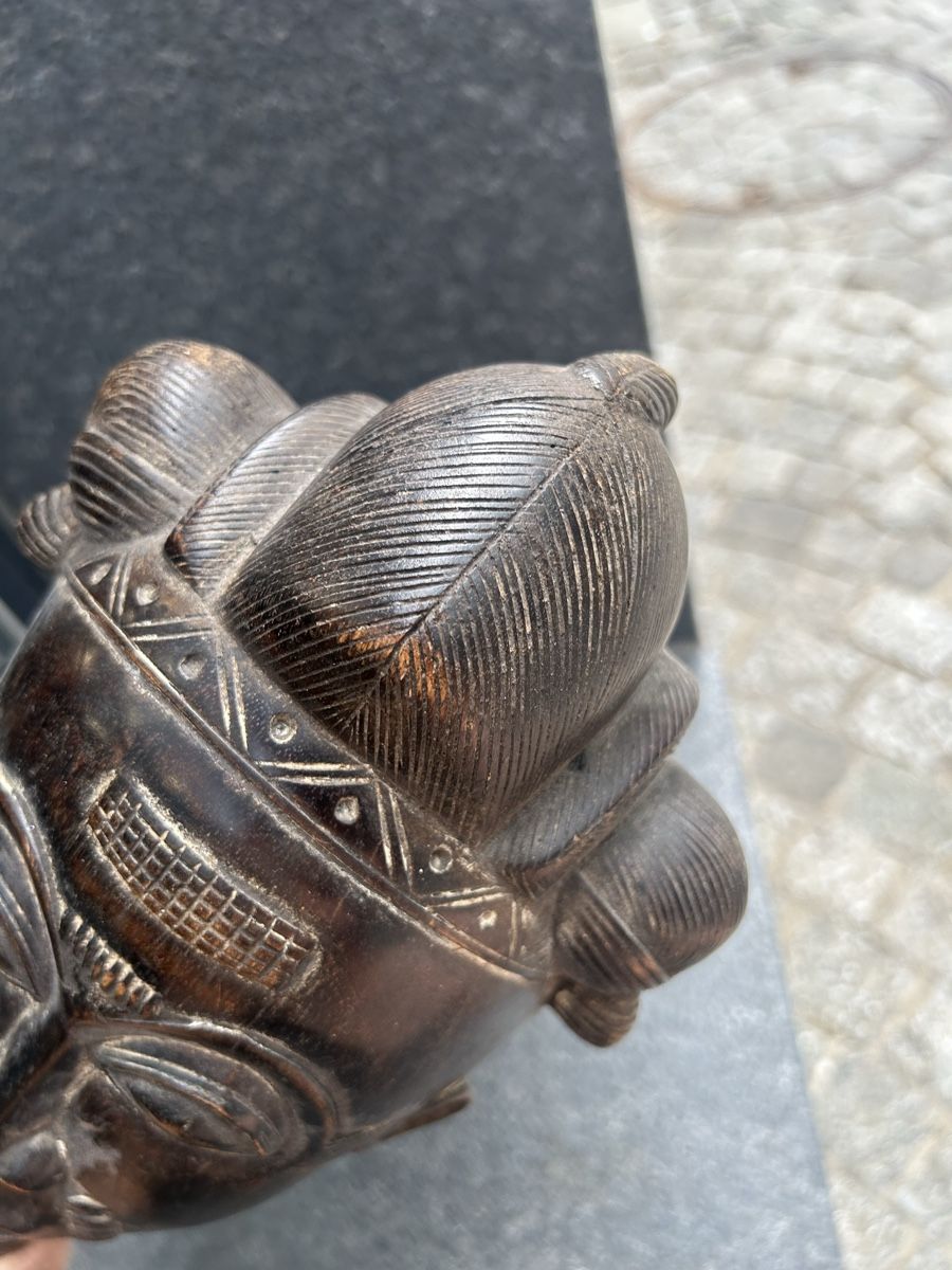 Internationale Kunst: Afrikanische Maske aus geschnitztem Holz – Gebraucht aus Losone von del_yh97 5