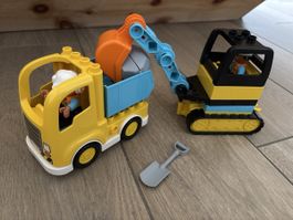 Baustellenfahrzeug mit Bauarbeiter