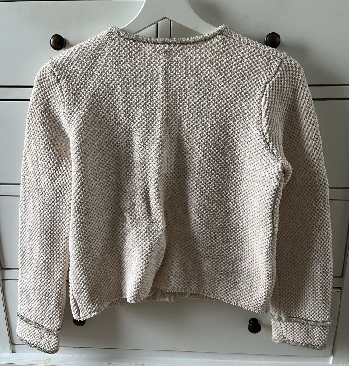 Maje Giacche: MAJE Strickjacke Beige Gr. 1, Perlenbordüre – Usato da Pfäffikon SZ venduto da humming-bird 3