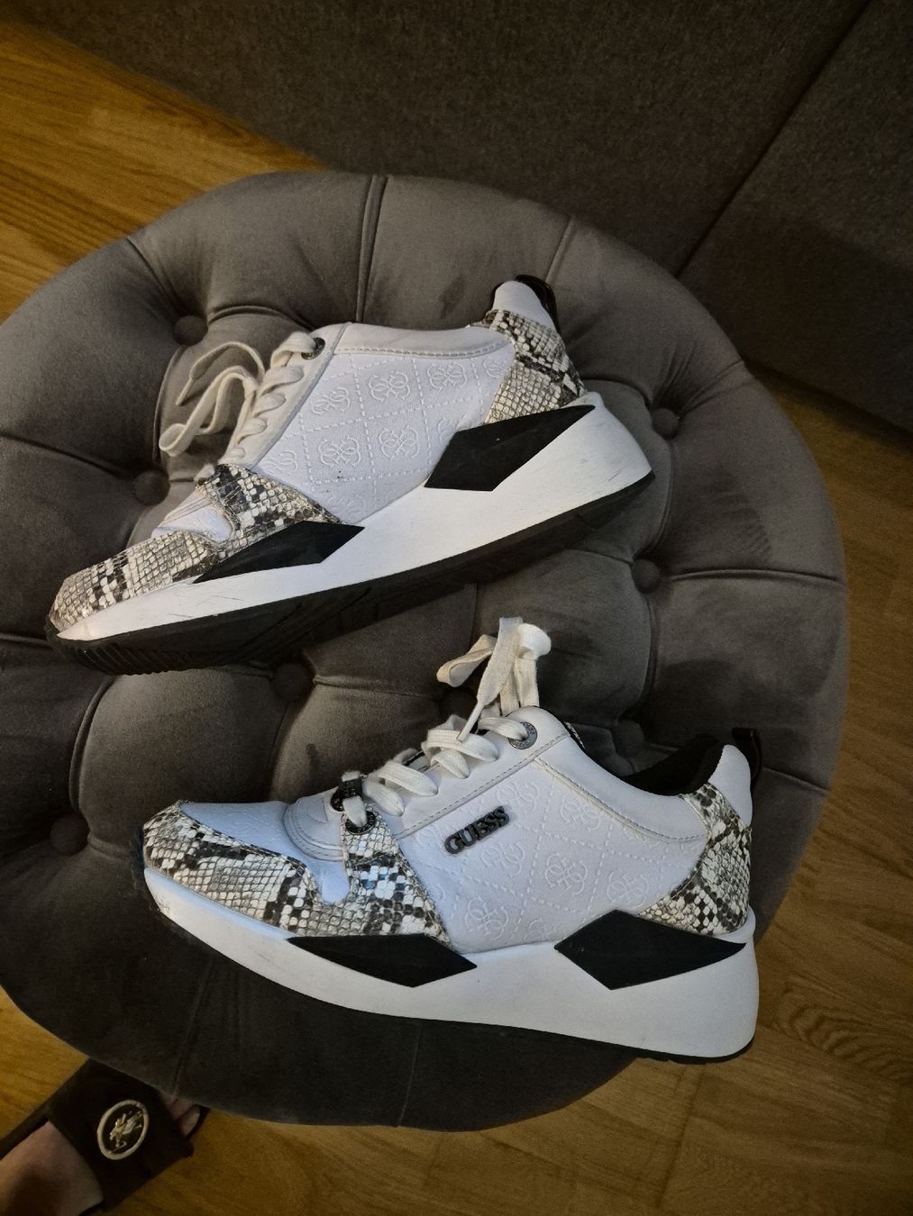 Guess Scarpe da donna: Schicke Guess  weiss-pythonlook Grösse 39 top Zustand – Usato da Zofingen venduto da kar_9jfg 5