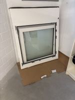 Weisses Fenster mit passendem Rahmen