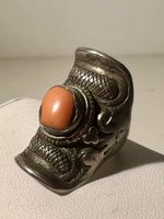 Ancienne bague selle, Tibet, argent, corail, vers 1920