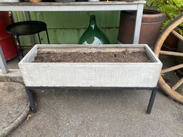 Vintage Pflanzentrog aus Verbundbeton mit Metallgestell