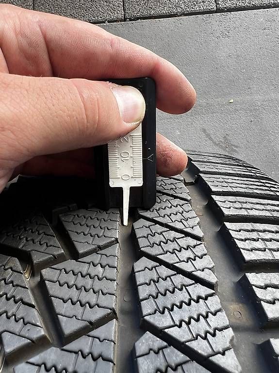 Pneumatici & Ruote complete: 255/35 R21 Winterreifen – Usato da Sursee venduto da gas_8n5t 4