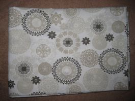 Baumwollstoff weiss mit runden Motiven in taupe/braun/beige