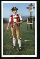 Appenzeller Senn in Tracht beim Wandern