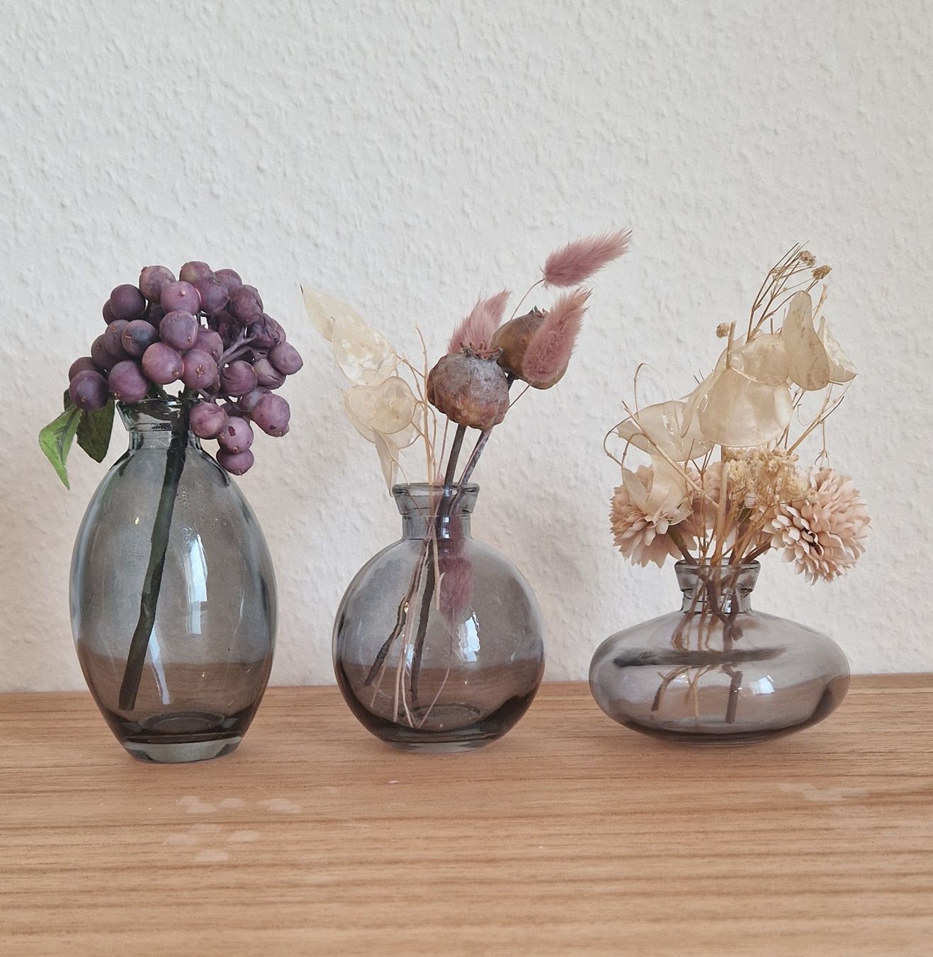 Alle Dekorationen: 3er-Set Dekovasen inkl. Blumen, Glas, grau – Neu (gemäss Beschreibung) aus Allschwil von merve_g 1