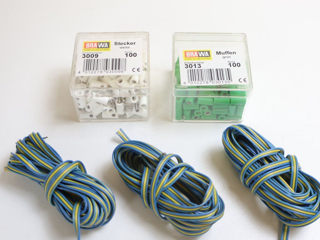 Märklin Modellini di ferrovie: Modellbahn Stecker & Muffen & Kabel - ca. 150-200 Stück – Usato da Winterthur venduto da Monstera 1