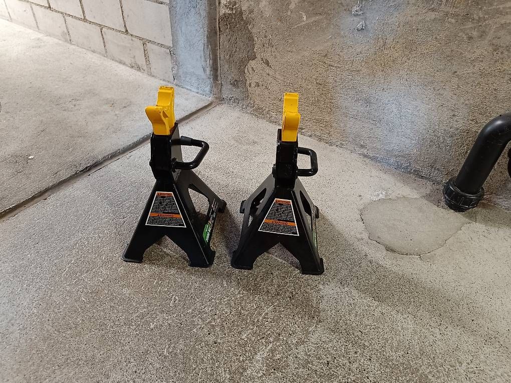 Cavalletti: 2 Chevalets de support voiture  – Usato da Le Landeron venduto da Gbianchet