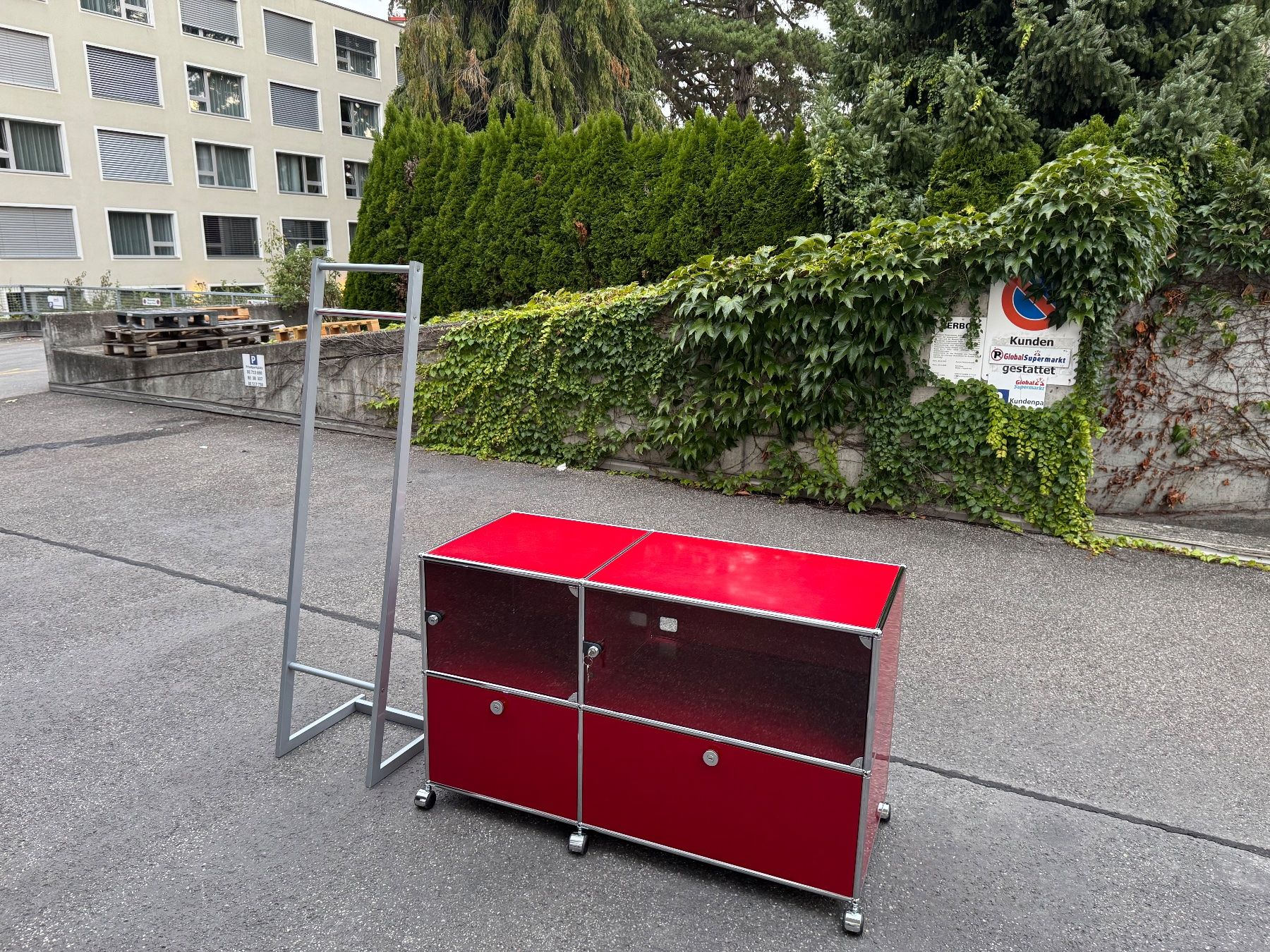 USM Cassettiere: Usm Vitrine /Sideboard Rot Lieferung gratis – Usato da Thun venduto da altstadt-thun 1