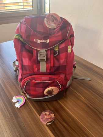 Ergobag Rucksack Karomuster rot mit Anhängern gut erhalten