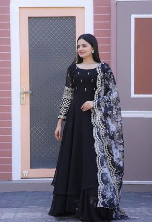 GownLove in Schwarz – Eleganz trifft Tradition in Grösse S