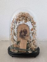 Antike Glasglocke mit Portrait und Kranz, um 1895
