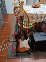 Chitarra Fender Stratocaster (copia) usata con amplificatore